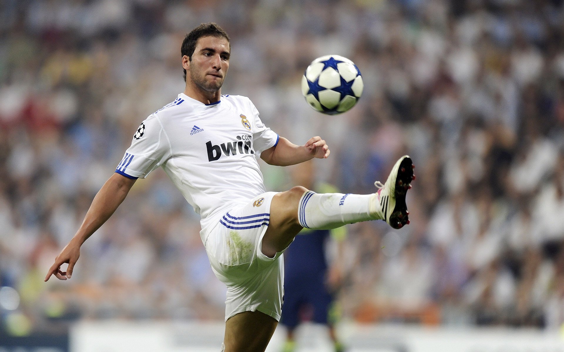 切尔西边路突破犀利，进攻火力全开，切尔西边路球员