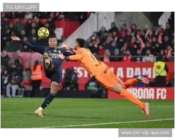 皇马持续发动前场围攻，维尼修斯倒地扫射偏出